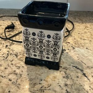 Scentsy Black & White Ceramic Electric Warmer with Ornate Pattern